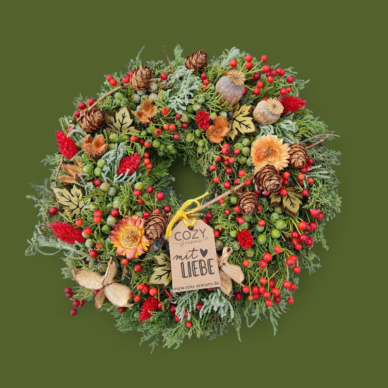 Mystischer Kranz aus Thuje und grüner Beere mit Wildrosen, roter Hagebutte, handgebunden, schützend und naturrein