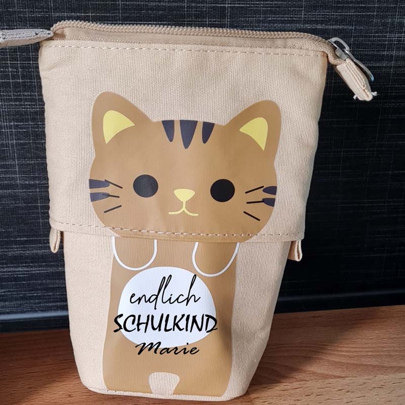 Ein personalisierbares Mäppchen als Geschenk für Schulkinder, Studium oder für Lehrer. Die beige Stiftetasche mit Katzenmotiv ist eine lustige Geschenkidee zum Schulbeginn oder Erstsemester.