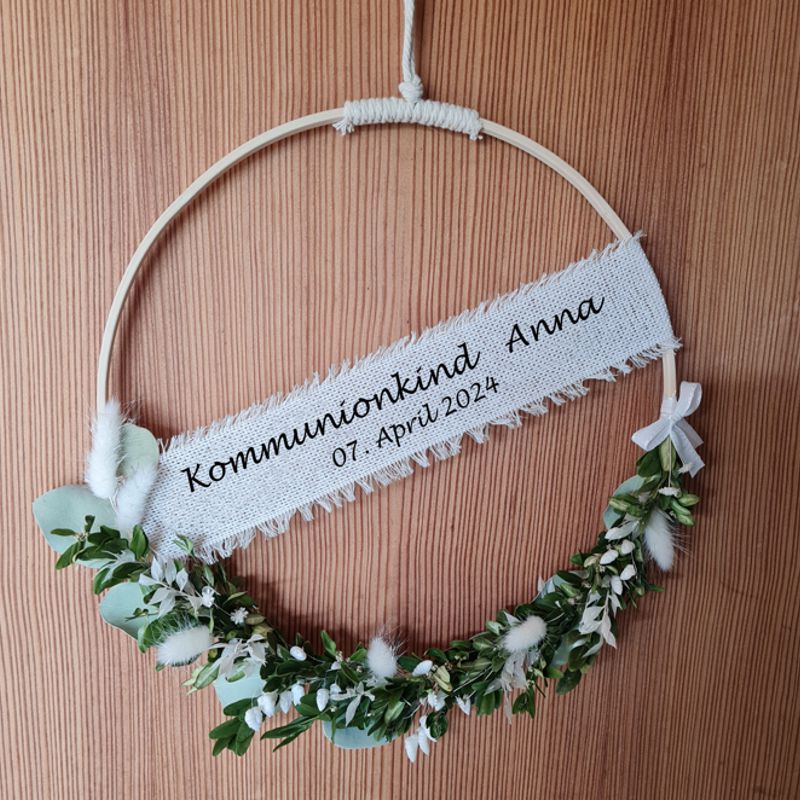 Moderner Flowerhoop zur Kommunion in Weiß mit Grün auf Holzring 30cm, Wunschbeschriftung, Name und Datum