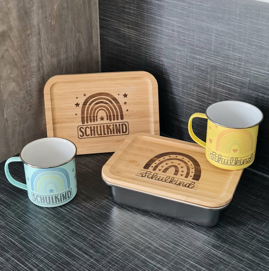 Umweltfreundliche Lunchbox für das Pausenbrot aus Edelstahl mit Holzdeckel, Deckel graviert mit "Schulkind" und Regenbogenmotiv, Geschenk zur Einschulung.