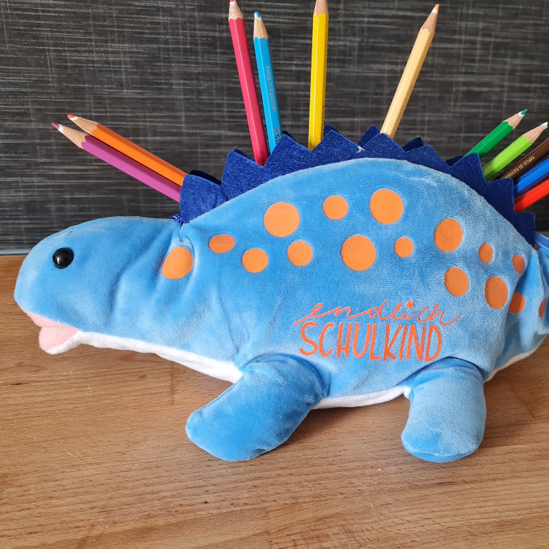 Personalisiertes Dino-Mäppchen mit Namen . Kuschliges Plüsch-Federmäppchen mit Stiftehaltern zur Einschulung, blauer Dino mit Reißverschluss