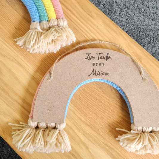 Regenbogen fürs Kinderzimmer mit persönlicher Gravur. Dein Wunschtext und Name des Kindes werden aufgebracht. Ein besonderes Geschenk zur Geburt oder Taufe