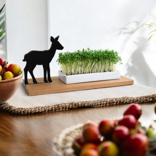 Die kleine weiße Keramikschale von side-by-side wird von einem zarten Bambi bewacht. Kinderaugen werden groß, wenn das süße Reh kleine Leckereien am Familientisch serviert. Nicht nur eine tolle Deko, sondern ein hochwertiger Alltagsgegenstand in der gesunden Mealprep- Küche. Ein besonderes Geschenk, wenn es seitlich am Brett mit Text nach Wahl personalisiert wird.