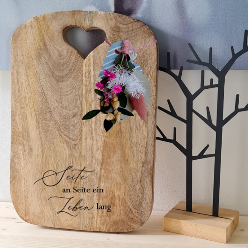 Schneidebrett 35 cm aus Mangoholz mit Herzausschnitt, lasergraviert mit Wunschtext, liebevoll verziert mit Trockenblumen, Geschenk für alle Anlässe und Personen.