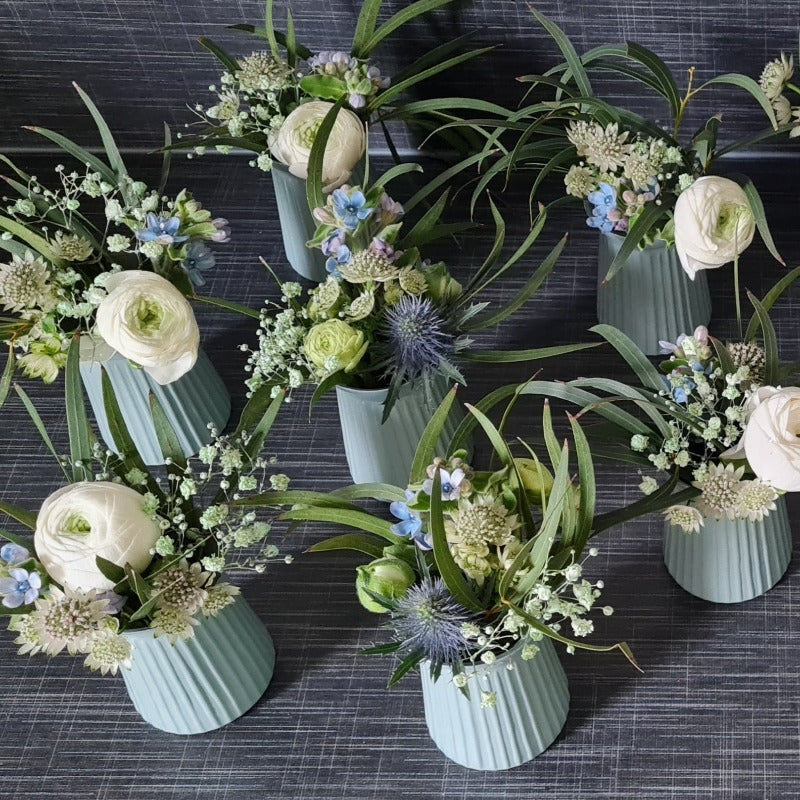 Beispiel für Frischblumen zur Tischdekoration bei Familienfeiern. Die Vasen werden gegen Gebühr verliehen oder im Shop verkauft.