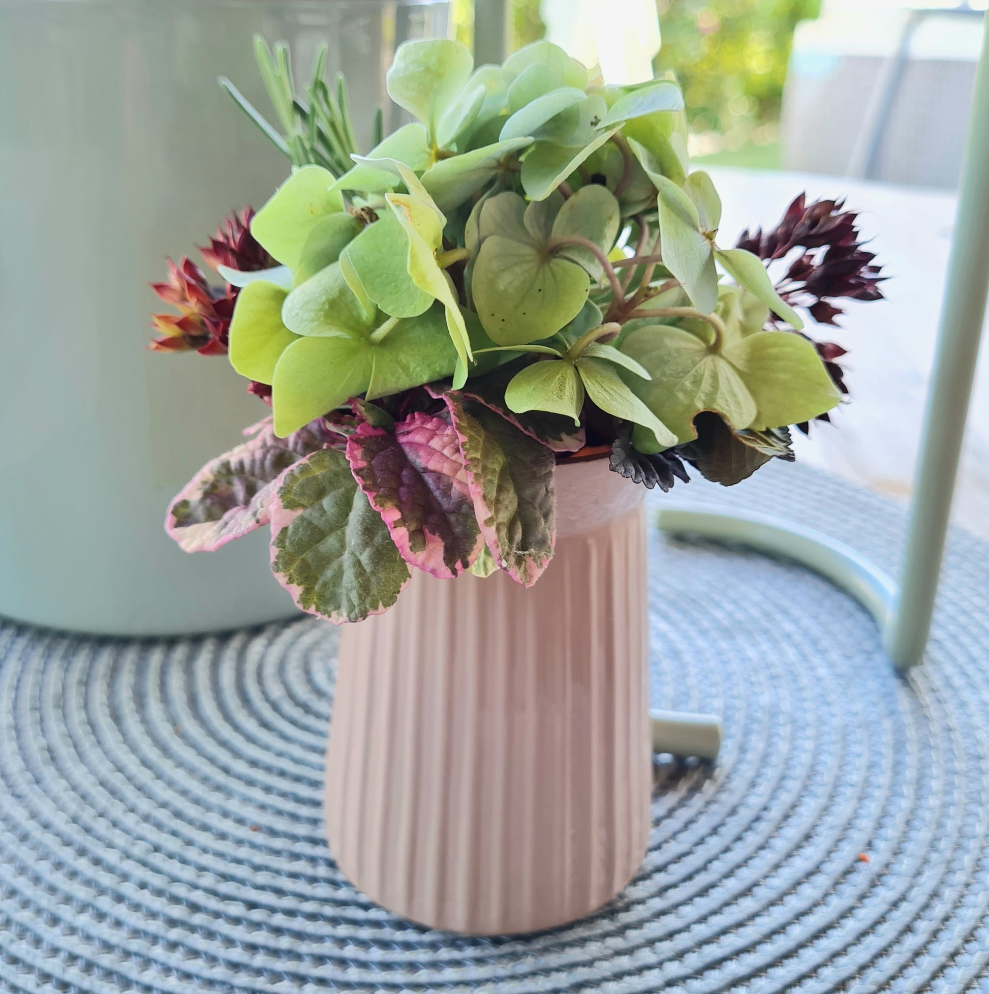 Beispiel für Frischblumen zur Tischdekoration bei Familienfeiern. Die Vase in zartem nude ist bezaubernd bei Hochzeit, Taufe, Kommunion oder Konfirmation. Zarte Farbe für den festlich gedeckten Tisch. Zum leihen oder bestellen.