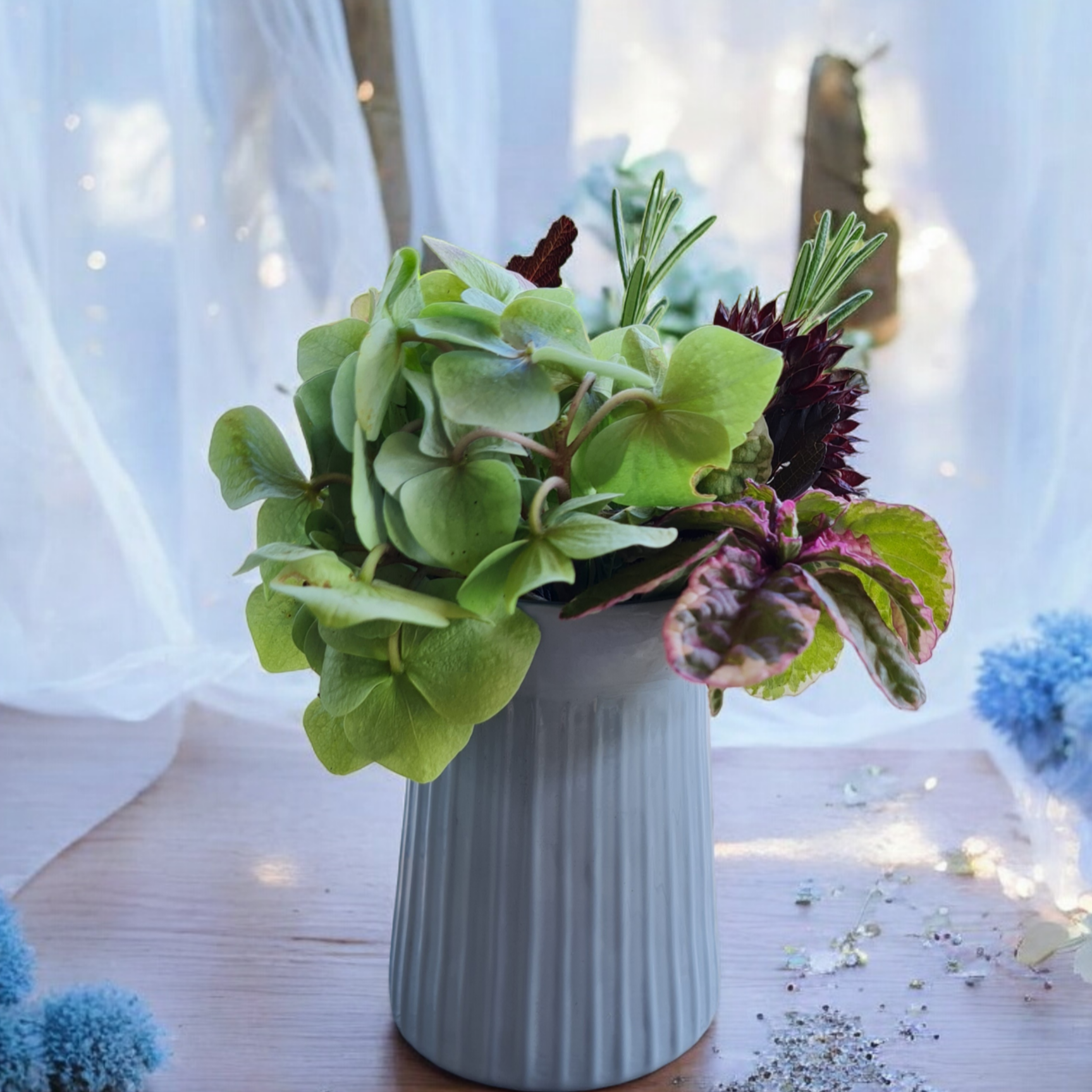 Beispiel für Frischblumen zur Tischdekoration bei Familienfeiern. Die graublaue Vase ist wunderschön für Babyparty oder Taufe von Jungen.