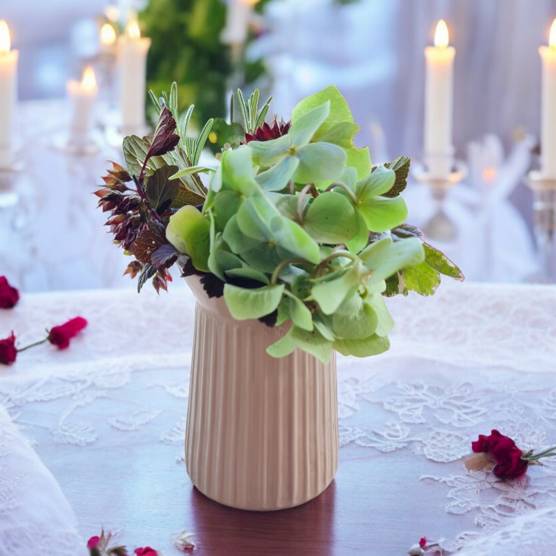 Beispiel für Frischblumen zur Tischdekoration bei Familienfeiern. Die Vase in nougat nude passt hervorragend zur Hochzeit, Konfirmation oder Kommunion und bringt zarte Farbe auf den Tisch.