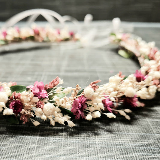 Zarter Blumenkranz für Kinder zur Kommunion oder für Blumenmädchen zur Hochzeit mit feinen Trockenblumen in natürlichen Farbtönen weiß, creme, altrosa.