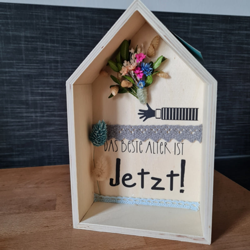 Dekohaus aus Holz, Geschenk für Oma, Opa, Ehepartner, Lebensgefährten. Aufschrift "Das Beste Alter ist Jetzt!" Bestückt mit Trockenblumen und Häkelborten. 