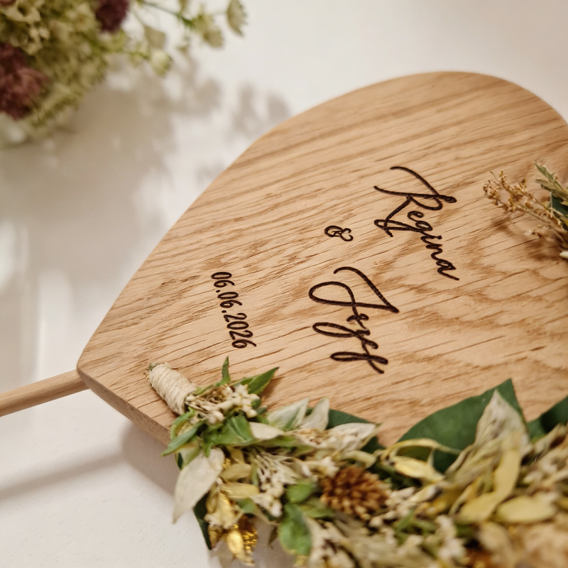 Detailansicht Eichenherz mit Namen und Datum, dekoriert mit Trockenblumen, handgefertigtes Hochzeitsgeschenk