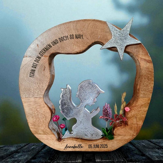 Silberner Engel im Holzring aus Mangoholz, betend zu einem Stern, verziert mit Trockenblumen. Ideal als stilvolles Andenken an ein Sternenkind oder zur Erinnerung an verstorbene liebe Menschen.