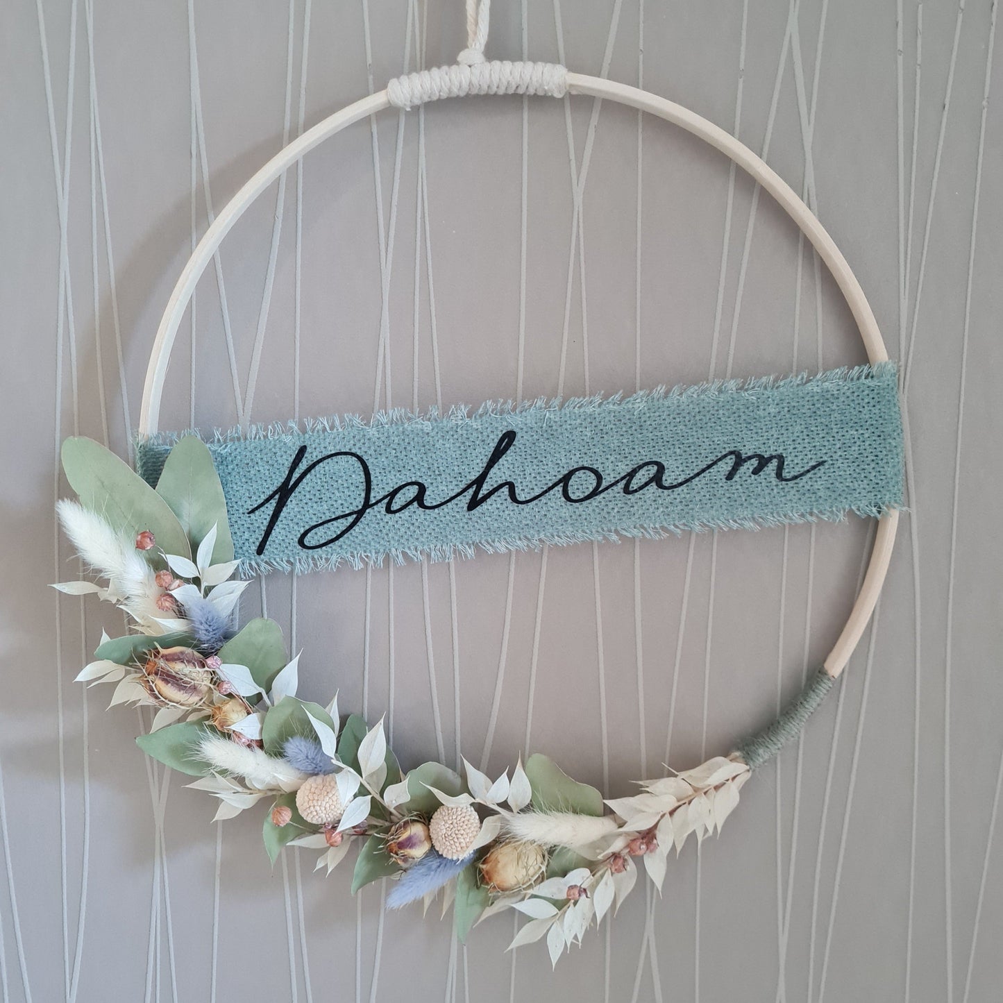 Floraler Loop im Boho Stil für Tür oder Wand. Der Schriftzug - Dahoam - ist im Handlettering Stil. Der Kranz ist mit Trockenblumen verziert. Als Geschenk oder Deko zum Einzug oder zum Geburtstag. Individuell gestaltbar, stilvoll und sehr modern.