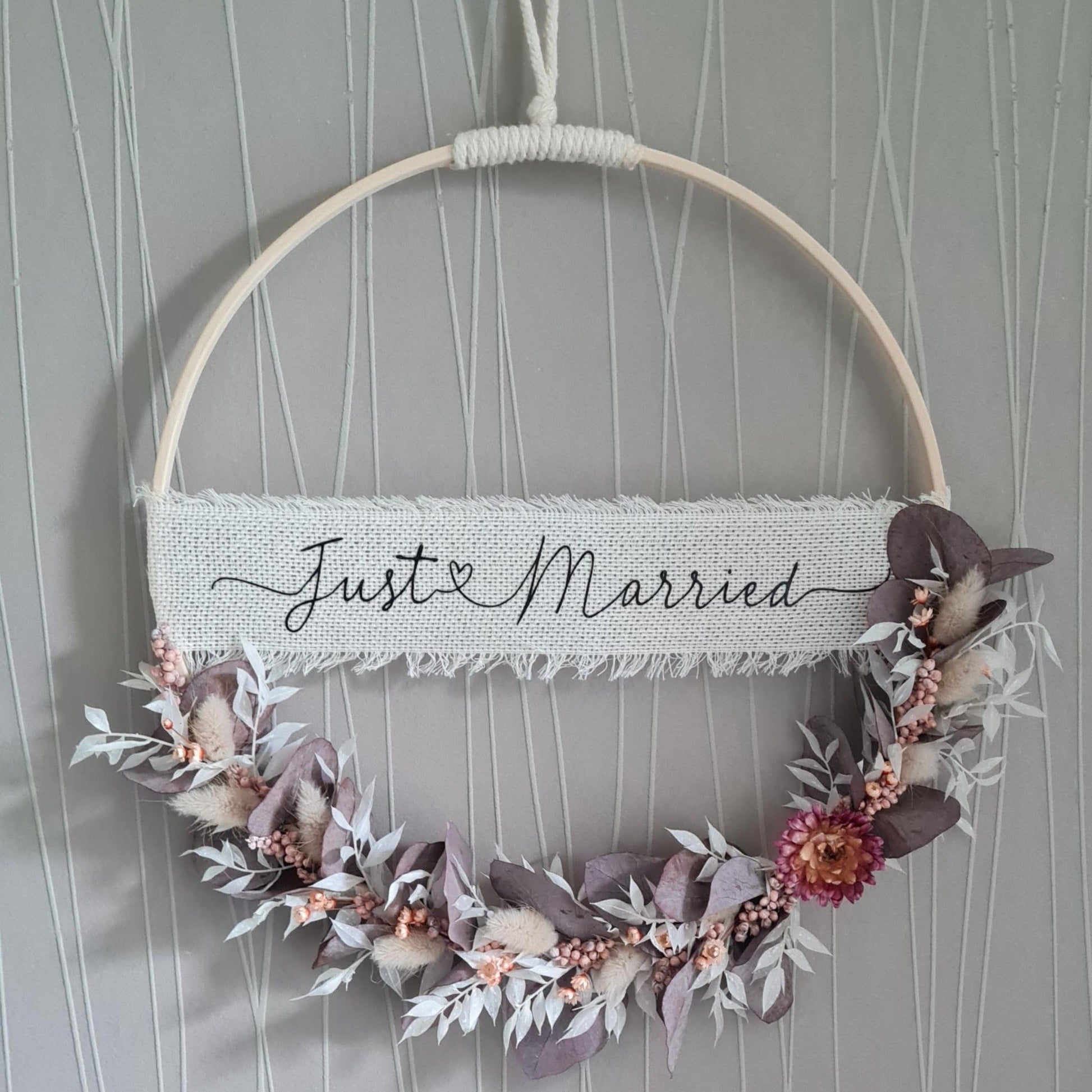 Floraler Loop im Boho Stil für den Brauttisch. Der Schriftzug - Just married - ist im Handlettering Stil. Der Kranz ist mit Trockenblumen verziert. Als Geschenk oder Deko zur Hochzeit. Individuell gestaltbar, stilvoll und sehr modern.