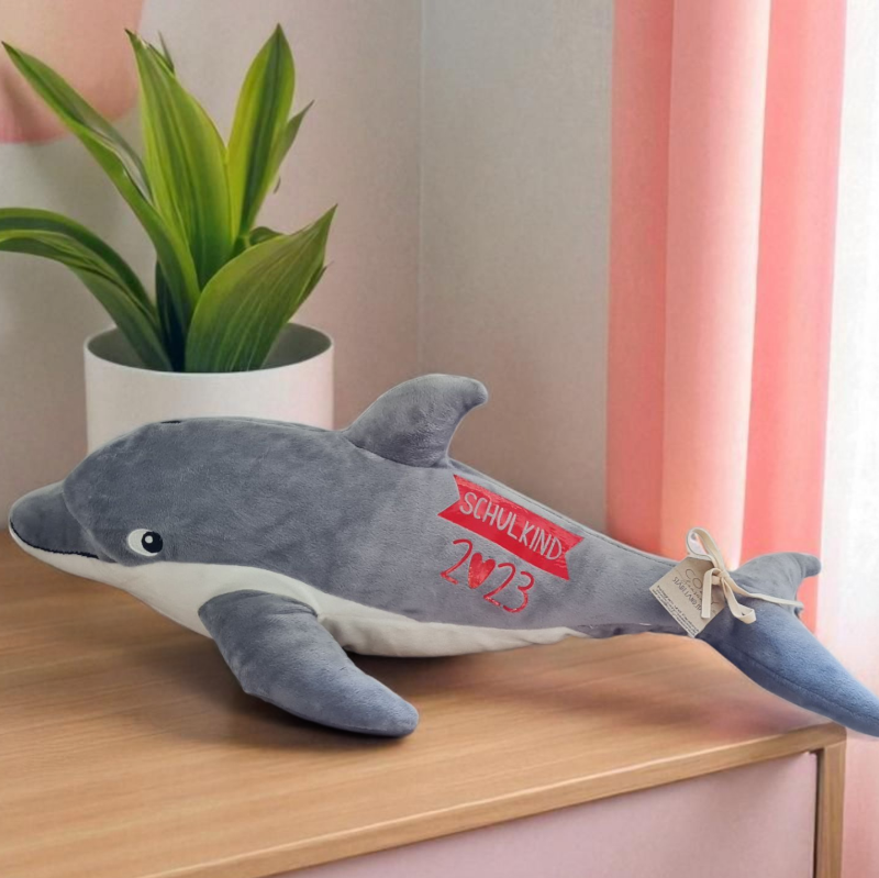 Unser Delfin aus grauem Plüsch wird zum ersten Schultag personalisiert. Er trägt den Schriftzug "endlich Schulkind" und ist das perfekte Geschenk zur Einschulung. Ein süßer Begleiter zuRanzen oder Schultasche am ersten Schultag.