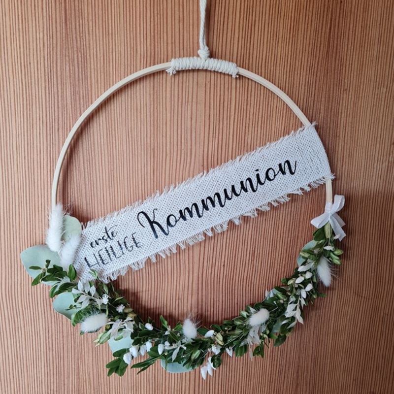 Moderne Tür- und Wanddekoration, Flowerhoop im Holzring mit grünen und weißen Blumen, Juteband mit Beschriftung "Erste Heilige Kommunion".