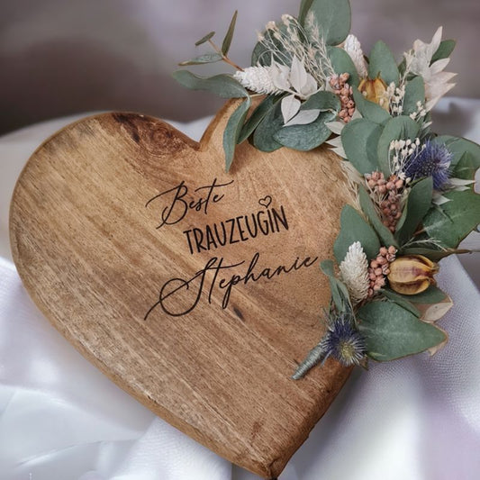 Geschenk für Trauzeugen, Holzherz aus Mangoholz mit Lasergravur und Wunschtext, dekoriert mit Trockenblumen, jedes Herz ein Unikat