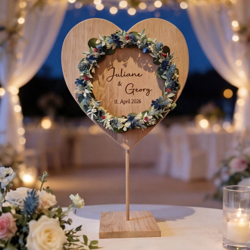 Großes personalisiertes Holzherz aus Eiche mit Gravur und Trockenblumenkranz als Hochzeitsgeschenk, Cozy Seasons
