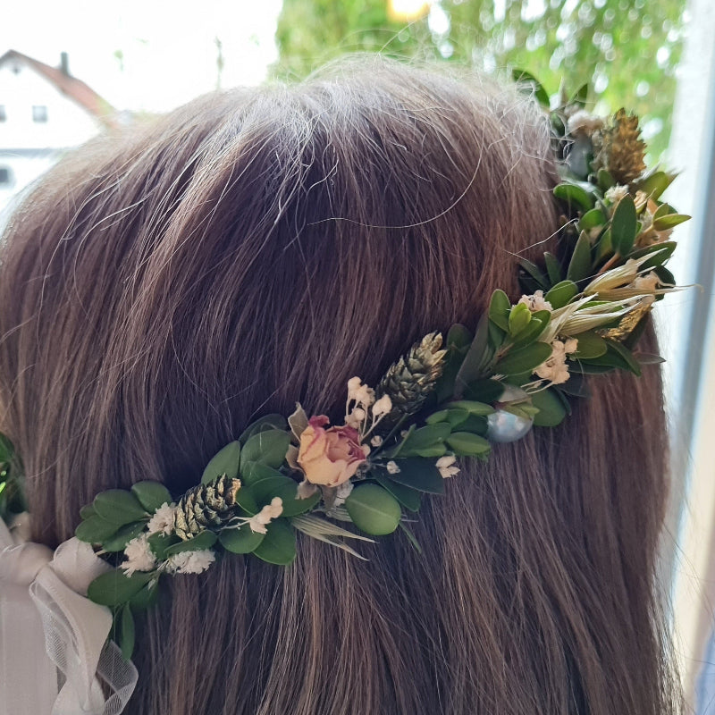 romantischer Haarkranz fuer die Sommerhochzeit mit Gartenfest. Moderne schlichte Brautfrisur.