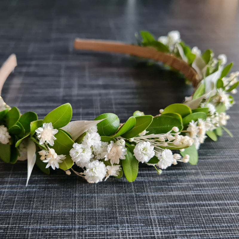 Haarreif mit zarten Trockenblumen und frisckem Grün, filigran gebunden für die moderne Brautfrisur.