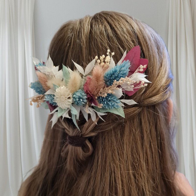 haltbarer Haarschmuck aus modernen Trockenblumen in frischen Farben. Ein Stecker mit zarten Blüten und Blättenr in halboffener Hochsteckfrisur, schön geschwungen. Einfach einstecken und fertig ist die raffinierte Frisur zum Festball.
