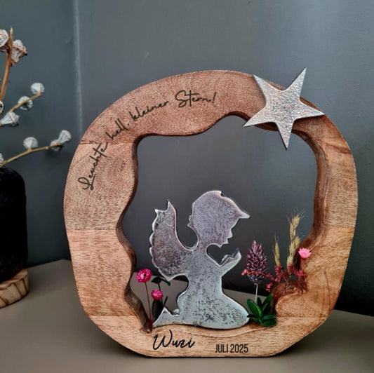 Deko-Engel im Holzring, silbern, mit Metallstern am Ringund zarten Trockenblumen um den Engel gesteckt, eine moderne und emotionale Erinnerung die zu jedem Einrichtungsstil harmoniert.