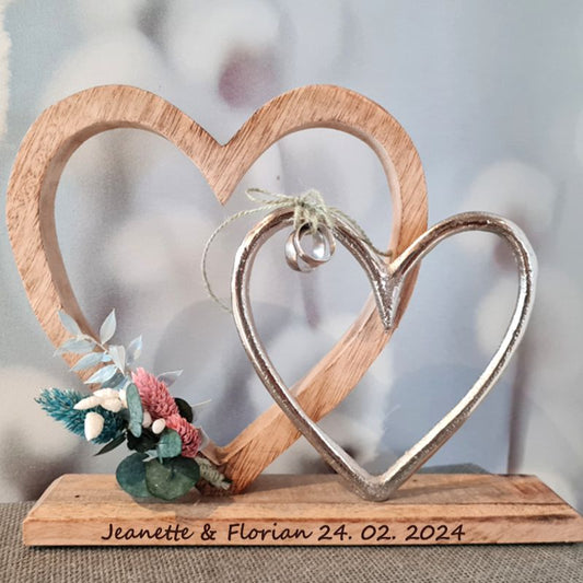 Zwei Herzen aus Holz und silberfarbigen Aluminum mit Blumenschmuck zur Hochzeit. Ideal als Geschenk zur Heirat oder als Dekoration für den Hochzeitstisch und die Hochzeitslokation. Auch schön in der Kirche zur Trauung.