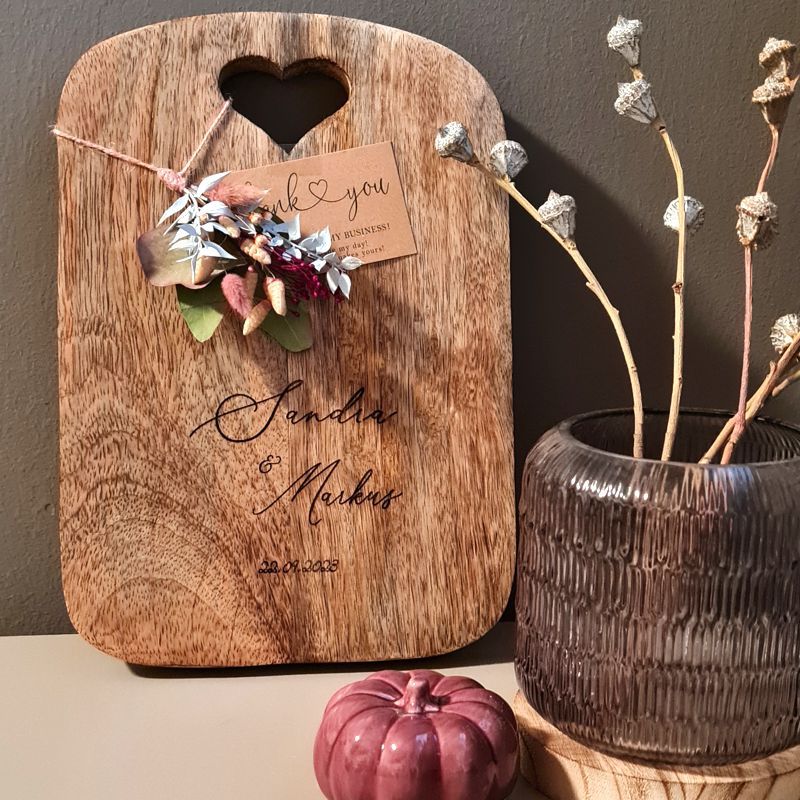 Schneidebrett, ein individuelles Hochzeitsgeschenk aus Holz mit Gravur und Wunschtext. Schneidebrett aus Mangoholz mit Lasergravur nach Wunsch, Geschenk zur Hochzeit, dekoriert mit Trockenblumen, ein Geschenk mit Herz für alle die gerne kochen