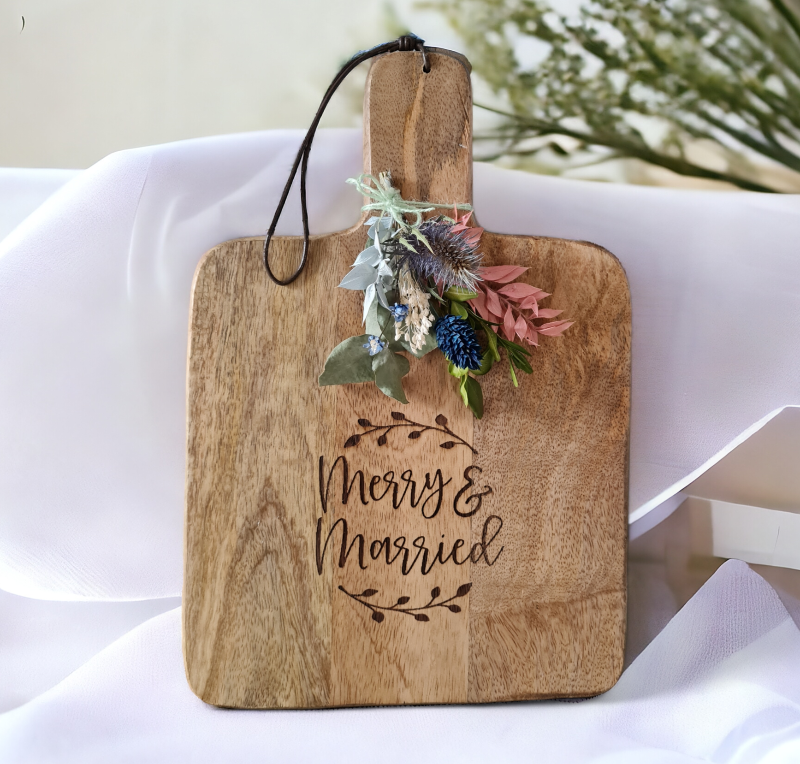 Holzbrett zur Hochzeit, Geschenk für Brautpaar, Lasergravur Merry & Married, Trockenblumendekoration