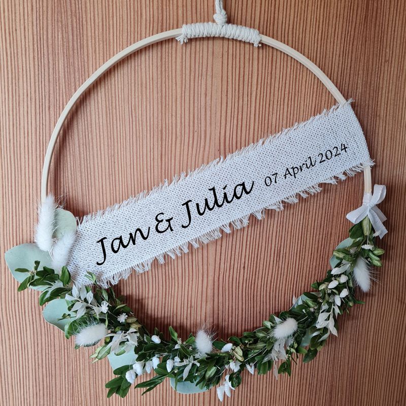 Hochzeitsgeschenk, Flowerhoop mit Trockenblumen in Weiß mit Grün, weißes Juteband, Namen und Datum Brautpaar, Hochzeit