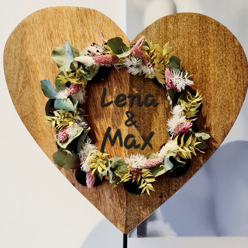 Herz aus Holz mit Blumenschmuck zur Hochzeit. Ideal als Geschenk zur Heirat oder als Dekoration für den Hochzeitstisch und die Hochzeitslokation. Auch schön in der Kirche zur Trauung.