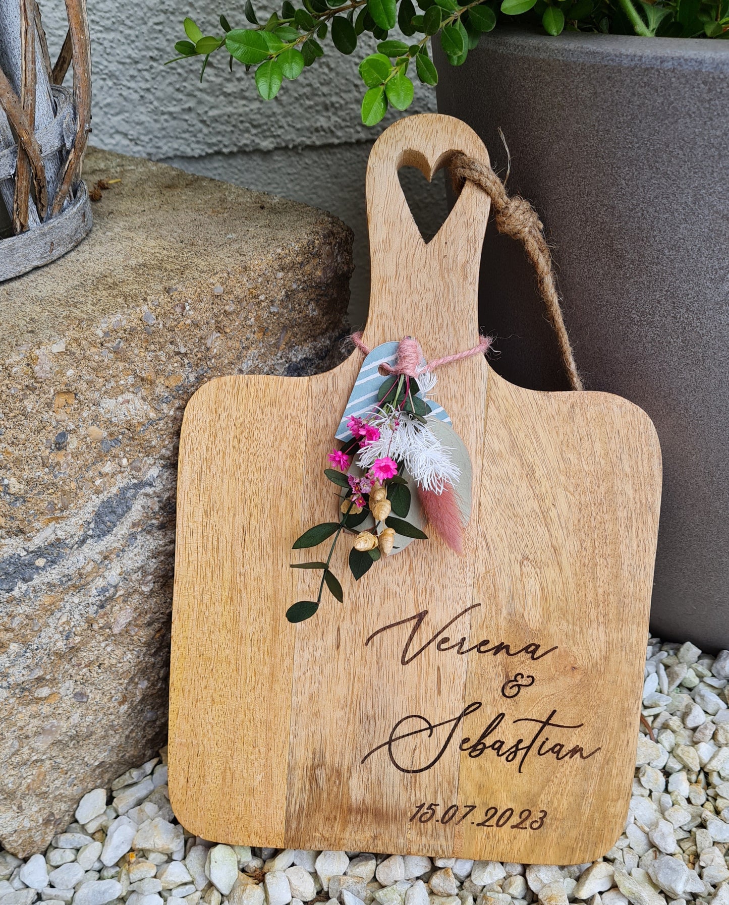 Holzbrett mit Herz für ein besonderes Paar lasergraviert und dekoriert als Geschenk zu Hochzeit und Vermählung