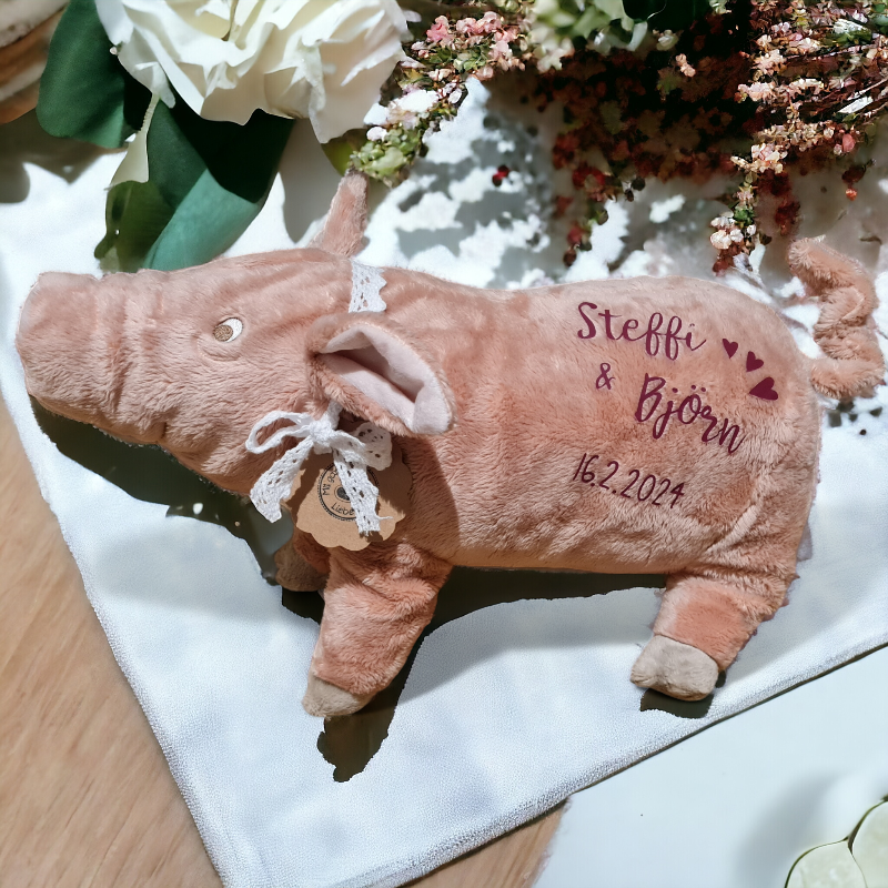 Ein Kuscheltier Schweinchen wird mit Text im Handlettering Stil personalisiert. Von ganzem Herzen Glück wünschen wir mit diesem bezaubernden und kuschelweichen Geschenk. Ein entzückendes Schwein zur Hochzeit, zur Geburt, zu Prüfungen oder zu allen weiteren  Gelegenheiten in denen etwas Glück gut tut.