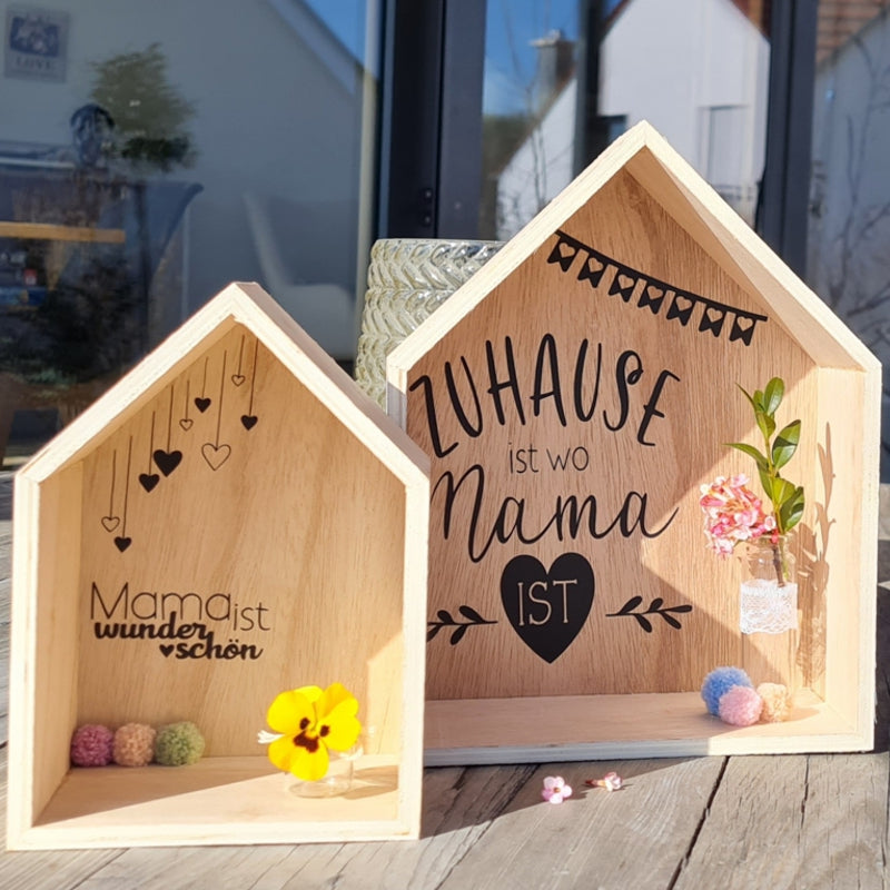 Holzhäuschen als Geschenk zum Muttertag, Aufschrift "Zuhause ist wo Mama ist", oder "Mama ist wunderschön", bestückt mit Trockenblumen oder Reagenzglas für Frischblumen