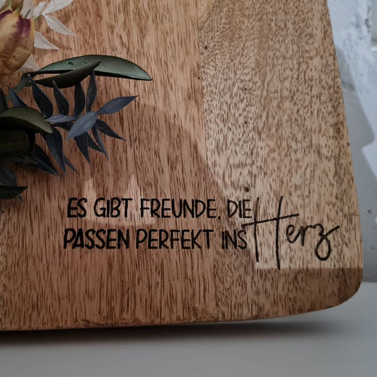 Küchenbrett als Geschenk für gute und beste Freunde mit Aufschrift: Es gibt Freunde die gehen direkt ins Herz