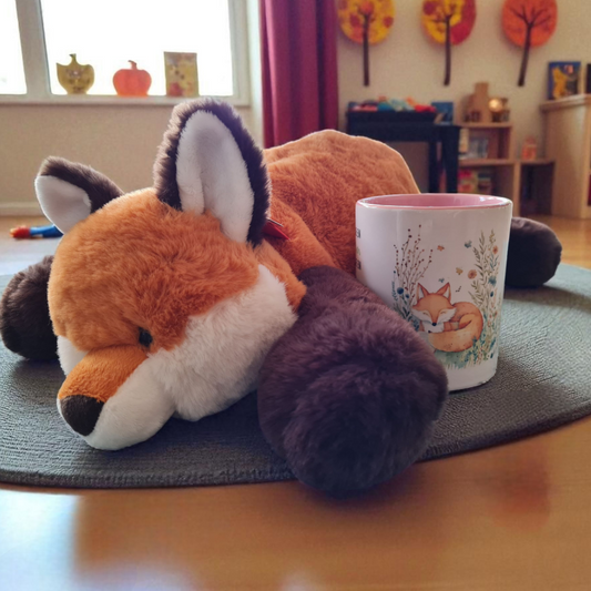 Plüschfuchs mit liebevoll illustrierter Fuchs-Tasse – personalisierbares Geschenkset zur Einschulung in gemütlicher Atmosphäre. Ein praktischer Begleiter zum Schulstart.