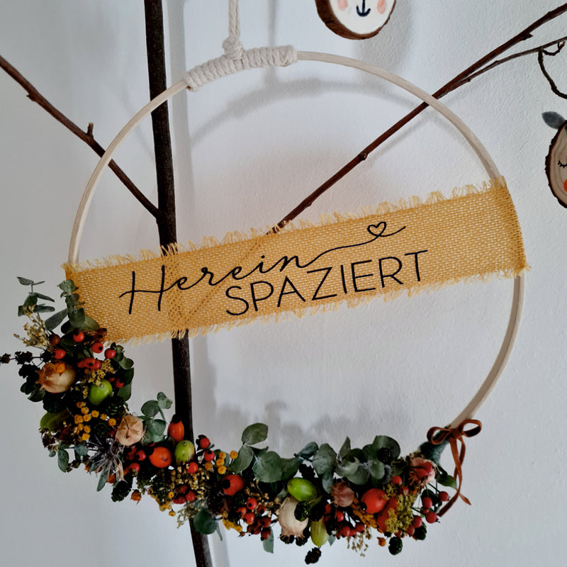 Herbstdeko modern 2023, moderner herbstlicher Trockenblumenkranz im Holzring mit personalisiertem Juteband