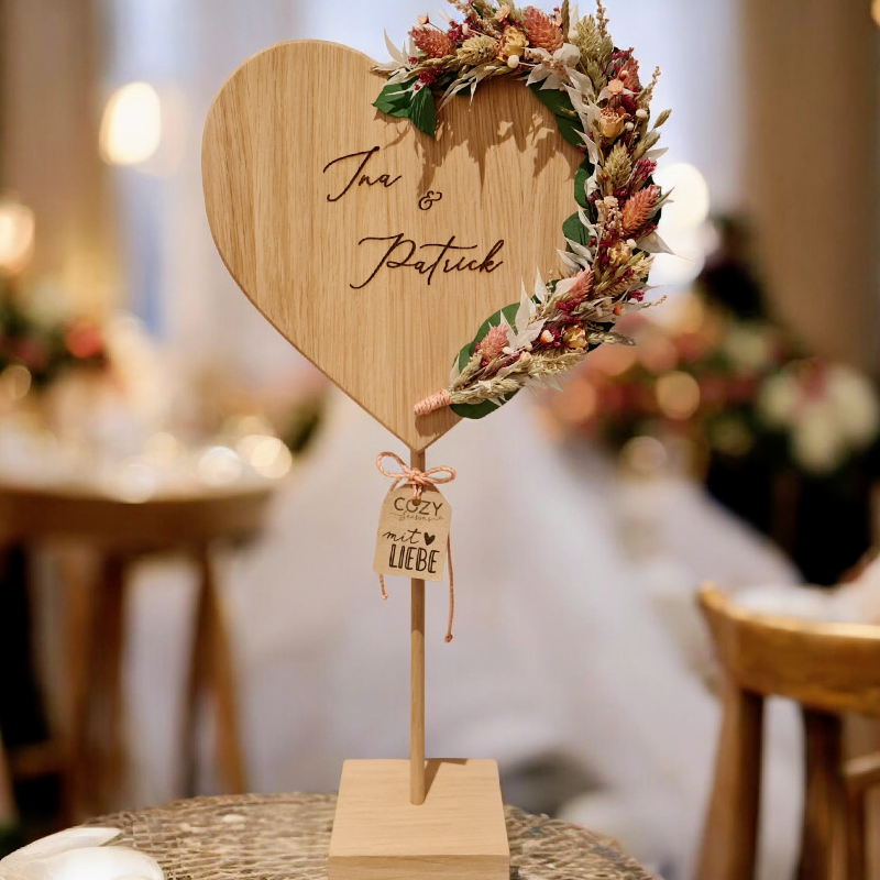 Personalisiertes Herz EICHENHERZ aus Eichenholz mit Gravur und individueller Blumendekoration als Hochzeitsgeschenk oder Deko zur Trauung.