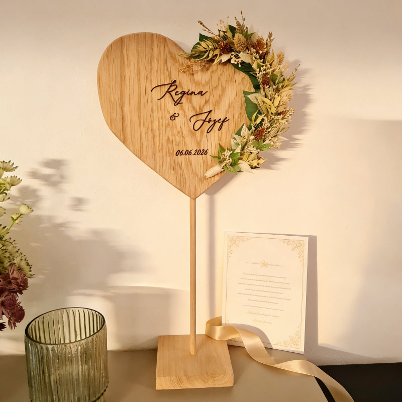 Personalisiertes Herz, hochwertiges Hochzeitsgeschenk aus Eichenholz mit Gravur und Trockenblumen, Deko zur Trauung.