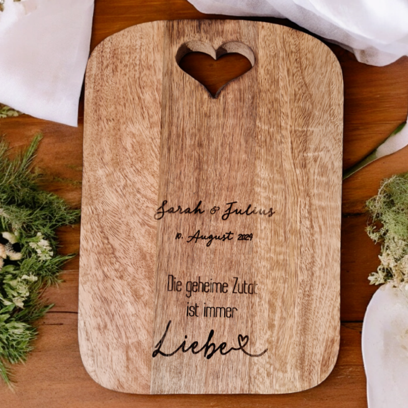 Hochzeitsgeschenk mit Namen und Datum, Schneidbrett, Küchenbrett aus Holz, lasergraviert mit Wunschtext.