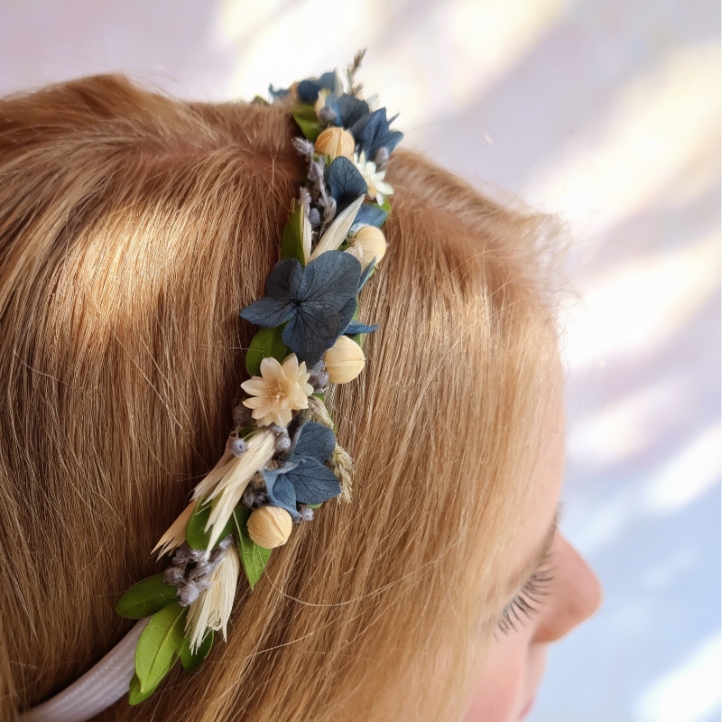 Detailansicht des handbestückten Haarreifs ZARTKRONE mit zartem Blütenmix aus Trockenblumen
