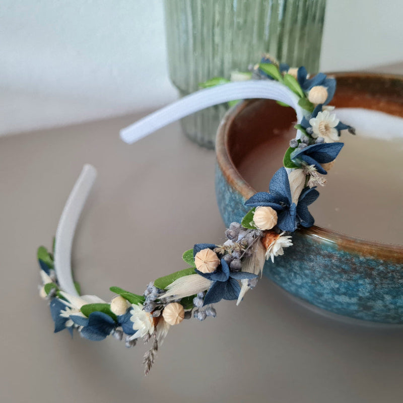 Filigraner Haarreif mit Trockenblumen zur Kommunion und Konfirmation, handgefertigt von Cozy Seasons