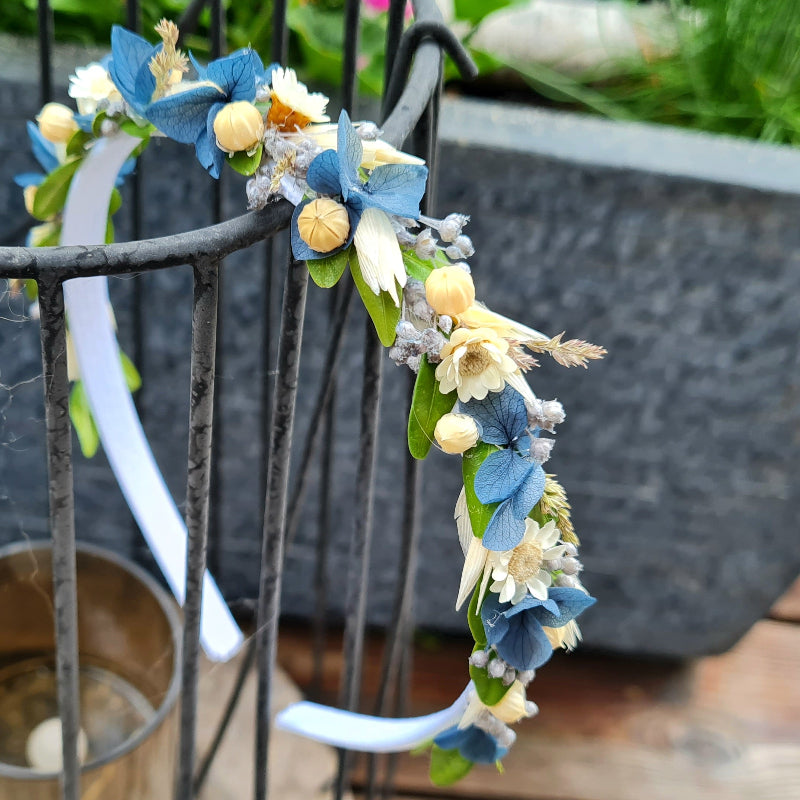 Filigraner Haarreif mit blauen Trockenblumen zur Kommunion und Konfirmation, passend auch zur Tracht und zum Dirndl, für Mädchen und Frauen zum festlichen Kleid, handgefertigt von Cozy Seasons